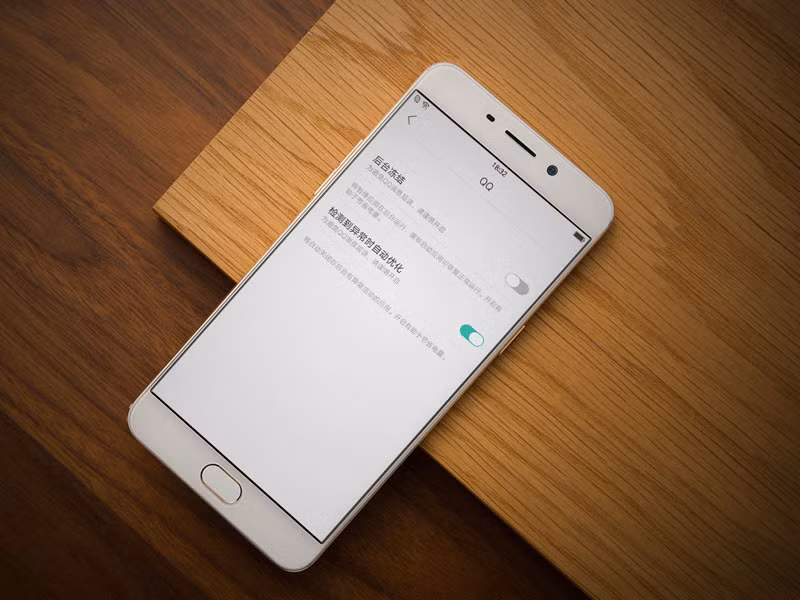 Camera selfie của máy có độ phân giải 13 MP, khẩu độ f/2.2 với nhiều chế độ chỉnh sửa hình ảnh.