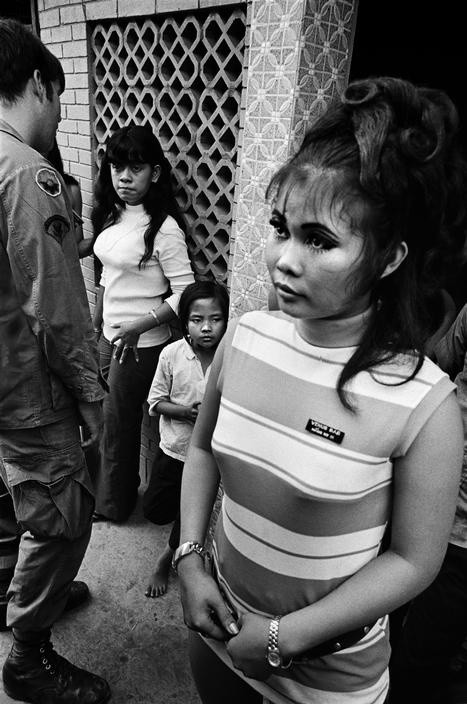 Những cô gái bán hoa phục vụ lính Mỹ không hành nghề tự do mà thường là nhân viên của các quán bar. Cô gái này làm việc ở quán bar Venus, Cần Thơ năm 1970. Ảnh: Philip Jones Griffiths.