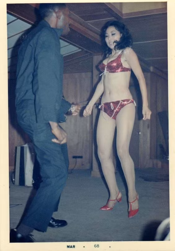 Lính Mỹ cặp kè với gái nhảy trong một hộp đêm ở Sài Gòn, tháng 3/1968. Ảnh: Warin Vietnam Tumblr.