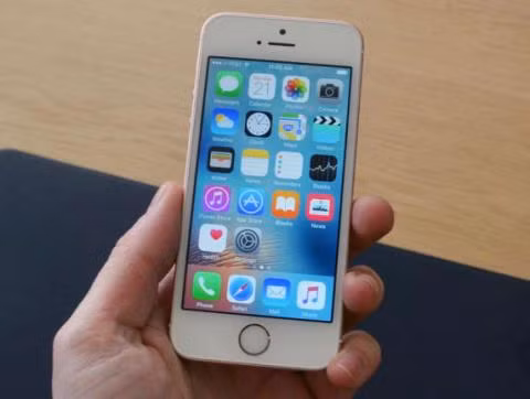 Khi nhìn bề ngoài, iPhone SE cũng chẳng có gì khác để phân biệt được với iPhone 5s. Ngoại trừ smartphone mới này có thêm một phiên bản màu Rose Gold trên iPhone 6s và 6s Plus mà iPhone 5s chưa có.