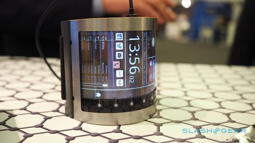 Một màn hình bằng nhựa hoặc cảm biến có thể được cắt tùy ý theo các hình dạng khác nhau.