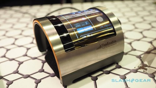 Vòng FlexEnable sử dụng màn hình LCD có giá thành rẻ hơn màn hình OLED nhưng bù lại sử dụng tấm chất nền bằng nhựa thay vì kính nên có khả năng duy trì độ dẻo dai tốt hơn trước những tác động của ngoại lực.