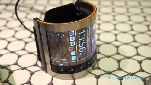 Theo Paul Cain, giám đốc chiến lược của FlexEnable cho biết, công nghệ màn hình thủy tinh thể hữu cơ (Organic Liquid Crystal Displays) sẽ mất ít nhất khoảng 18 tháng cho tới 2 năm để có thể thương mại hóa trên thị trường.