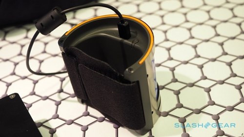 Nguyên mẫu FlexEnable được mang tới trình diễn tại MWC 2016 được tích hợp sẵn một cảm biến sinh trắc học.