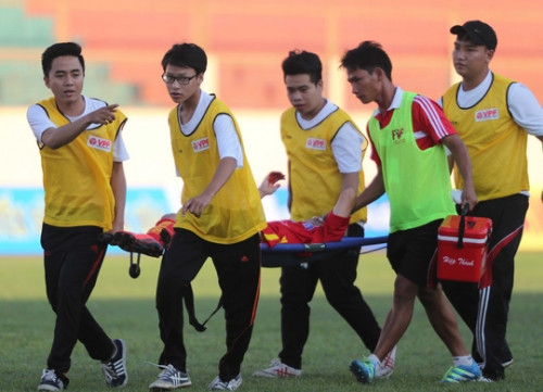 Cầu thủ U19 bị chó cắn giữa trận bóng ảnh 3