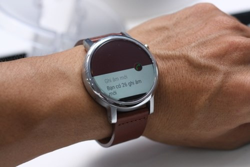 Điểm thu hút nhất của Moto 360 chính là thiết kế bên ngoài thực sự cao cấp. Nhưng so với Gear S2 thì máy đắt tiền hơn, và kèm với vệt đen dưới màn hình khá khó chịu.