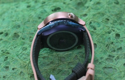 Samsung Gear S2 có hai phím, một phím hoạt động như phím Home và phím nguồn, phím kia có chức năng quay lại (back). Trong khi đó, Moto 360 chỉ có một nút Home, người dùng sử dụng thao tác vuốt để quay lại.