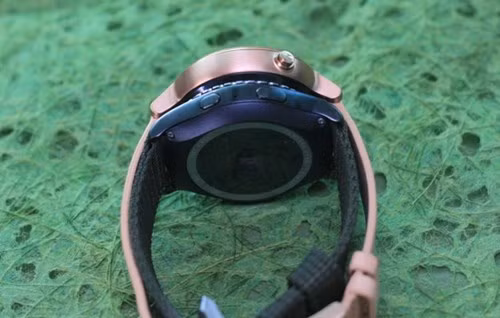 Samsung Gear S2 có hai phím, một phím hoạt động như phím Home và phím nguồn, phím kia có chức năng quay lại (back). Trong khi đó, Moto 360 chỉ có một nút Home, người dùng sử dụng thao tác vuốt để quay lại.