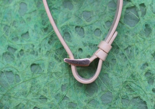 Tuy nhiên điều này sẽ khiến cho dây đeo bị bẻ cong mỗi lần đeo, về lâu dài ảnh hưởng đến thẩm mỹ của dây da. Có thể chọn cách chỉ nhét dây thừa vào một vòng dây như Gear S2 Classic ở trên.