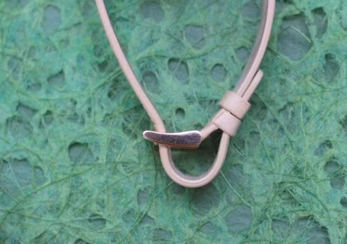 Tuy nhiên điều này sẽ khiến cho dây đeo bị bẻ cong mỗi lần đeo, về lâu dài ảnh hưởng đến thẩm mỹ của dây da. Có thể chọn cách chỉ nhét dây thừa vào một vòng dây như Gear S2 Classic ở trên.