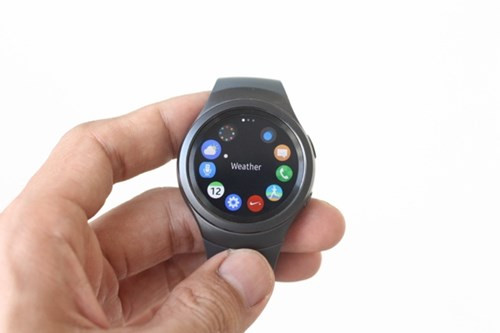 Trong khi đó Samsung Gear S2 sử dụng hệ điều hành Tizen của hãng,có danh sách ứng dụng được thiết kế dạng tròn nhằm hoạt động tốt với vòng xoay bên trên. Do được tối ưu riêng cho thiết bị của Samsung nên hệ điều hành này hoạt động tốt, kho ứng dụng cũng khá phong phú.