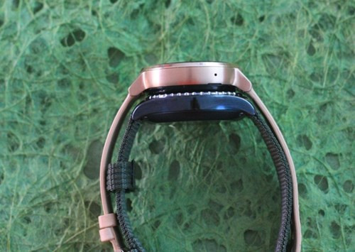 Cả hai đồng hồ đều có micro để ra lệnh giọng nói.