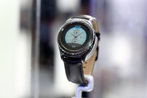 Samsung Gear S2 có vẻ ngoàikém nổi bật hơn Moto 360 một chút nhưng giá hợp lý hơn, có vòng xoay điều khiển khá lạ. Quan trọng hơn, sức mạnh thương hiệu, hệ điều hành và thiết bị thống nhất, thị phần chỉ thua Apple Watch là những điểm mạnh của Gear S2. Samsung Gear S2 có giá 6.490.000 đồng, Gear S2 Classic có giá 7.490.000 đồng. Moto 360 bản dành cho nam giá 8.390.000 đồng, bản dành cho nữ giá 7.890.000 đồng. Rất khó để lựa chọn một trong hai máy này, do Moto 360 có sức hút rất mạnh ở vẻ ngoài, trong khi Gear S2 lại cósức mạnh thương hiệu, hệ sinh thái.