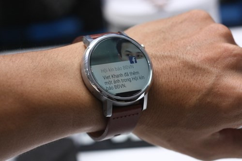 Phiên bản còn lại của Moto 360 được phân phối tại Việt Nam là mẫu này, dành cho nam giới, với kích thước dây đeo 22mm. Ngoài hai dòng đã nói, Motorola còn có Moto 360 Sport dây nhựa, nhưng không được phân phối tại Việt Nam.