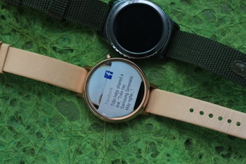 Giao diện khi nhận thông báo của Moto 360. Sẽ luôn có một vệt đen phía dưới màn hình của Moto 360 như hình trên, nhiều người sẽ không thích điều này.