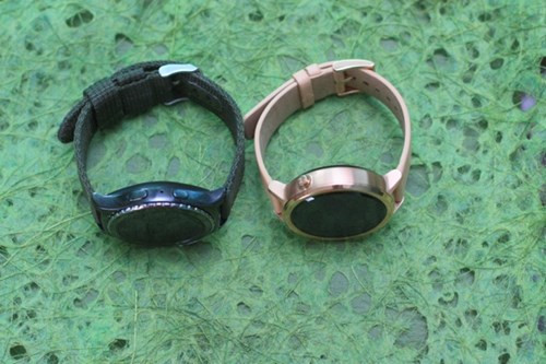 Moto 360 phân phối tại Việt Nam đều có thân đồng hồ bằng kim loại, dây da có thể thay đổi dây như đồng hồ thông thường. Samsung Gear S2 cũng có thân đồng hồ bằng kim loại, nhưng chỉ có bản Classic là có thể thay dây (kích thước 20mm), còn Gear S2 dây cao su thì phải mua dây được chế tạo riêng.