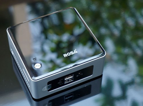 ROSA Intel NUC có thể gắn vào ngay mặt sau của màn hình máy tính hay Tivi để tiết kiệm tối đa không gian làm việc, giải trí. Với ưu thế kích thước nhỏ gọn, việc mang vác hằng ngày cũng khả thi cho môi trường công việc mang tính di động.