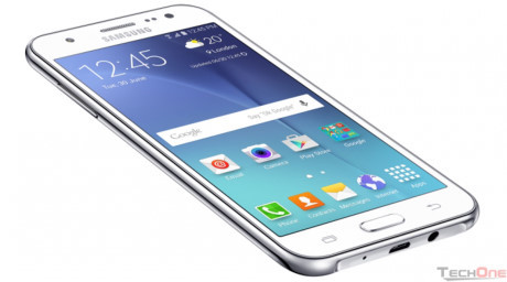  Samsung Galaxy J5. Galaxy J5 là bản nâng cấp đáng tiền của J1, khi bản thân chiếc điện thoại này chứng kiến một sự nâng cấp ngoạn mục về giao diện và các tính năng đi kèm. Với những tuýp người dùng không xác định mua smartphone để chơi game nặng và chụp hình, mà chỉ lưu tâm tới trải nghiệm sử dụng mượt mà, ổn định, thì Samsung Galaxy J5 chính là câu trả lời cho bạn. Màn hình của Galaxy J5 cũng được nhận định là có độ sắc nét cao, màu sắc tươi tắn và rất nịnh mắt. Giá 4,4 triệu đồng