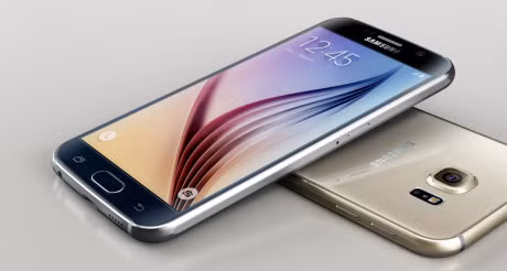  Samsung Galaxy S6. Samsung Galaxy S6 là dòng sản phẩm thành công nhất của Samsung trong năm 2015 với độ phá về thiết kế cùng vỏ kim loại sang trọng, đập tan đi những chê trách cùng vỏ nhựa truyền thống. Đây cũng là chiếc điện thoại đầu tiên của Samsung sở hữu màn hình cảm ứng kích thước 5,1 inch đi kèm độ phân giải QHD (2560 x 1440 pixel), hứa hẹn hiển thị hình ảnh sắc nét, rực rỡ. Giá: 10 triệu đồng
