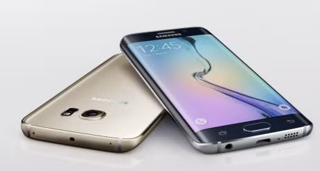  Samsung Galaxy S6 Edge. Nếu như Samsung Galaxy S6 là dòng sản phẩm thành công nhất trong năm 2015, thì S6 Edge nhận vinh dự là sản phẩm gây đột phá nhất. Trên chiếc smartphone này, Samsung làm cong màn hình một cách độc đáo và tạo ra 2 cạnh viền trái và phải giúp người dùng dễ dàng tương tác để trải nghiệm các tính năng mới. Giá: 15 triệu đồng