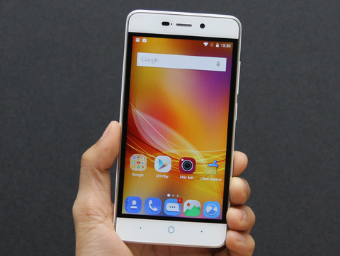  ZTE Blade D2. ZTE Blade D2 là một chiếc smartphone không chỉ có cấu hình vừa phù hợp với mức giá mà thiết bị còn đi kèm thêm “quà” đặc biệt. Đó chính là viên pin lên đến 4000 mAh, gấp đôi các thiết bị trong tầm giá và màn hình 5-inch, độ phân giải HD đảm bảo chất lượng hiển thị tốt. ZTE trang bị cho chiếc smartphone này vi xử lý MT6735 của MediaTek hỗ trợ RAM 1 GB và bộ nhớ trong hơi thấp 8 GB. Đây là mức cấu hình tối thiểu trên thị trường hiện nay, tuy nhiên sản phẩm được trang bị hệ điều hành Android 5.1 Lollipop khá mới .