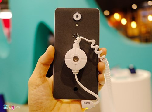 Mặt lưng của máy có hiệu ứng nhám mịn, tương tự như mẫu OnePlus Two.