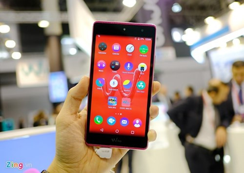 Model này có hai dải loa trên và dưới màn hình, giúp người dùng có thể tuỳ ý chọn chiều nghe gọi. Cả K-Kool lẫn Roobey có khá nhiều tuỳ chọn màu sắc. Thời điểm lên kệ tại Việt Nam vẫn chưa được hãng tiết lộ.