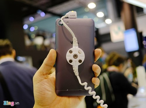 Với kích thước màn hình khoảng 5 inch và thân nhôm Aluminium, K-Kool cho cảm giác cầm nắm khá gọn và chắc.