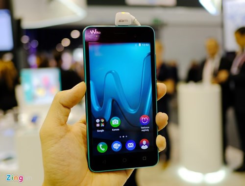 Trong khi mẫu uFeel tập trung vào thông số cấu hình, mẫu K-Kool lại là smartphone vỏ kim loại đầu tiên có giá dưới 3 triệu đồng. Trong tầm giá này, nhiều hãng di động thường chỉ trang bị vỏ nhựa để cắt giảm chi phí sản xuất.