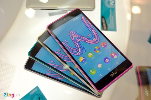 Tương tự K-Kool, Robbey (phiên bản quốc tế là S-Kool) cũng là model đầu tiên trên thế giới có màn hình 5,5 inch, thiết kế kim loại được bán ở mức giá dưới 3 triệu đồng.