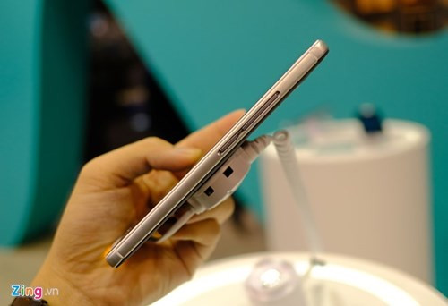 Bốn cạnh máy đều có viền kim loại khá chắc chắn.