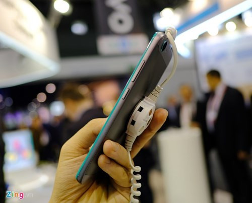 Model này có hai lớp màu sắc, thể hiện ở phần mặt kính và phần còn lại của thân máy.