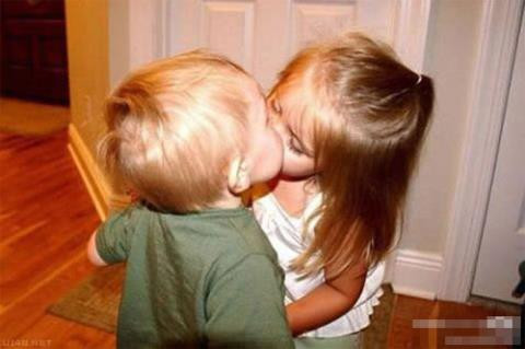 Cha mẹ phát hoảng khi thấy con trai 6 tuổi sờ ti, hôn bạn gái ảnh 1 Cha mẹ phát hoảng khi thấy con trai 6 tuổi sờ ti, hôn bạn gái ảnh 1