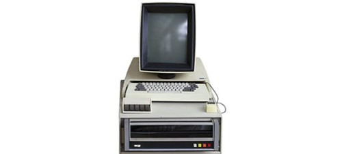  6. Alto. Xeror PARC phát triển máy tính đầu tiên năm 1973 có tên gọi Alto. Loại máy tính này có chuột, giao diện người dùng bằng đồ họa đơn giản. Tuy nhiên, thiết kế của chúng quá tồi tệ khiến những công nghệ gia nổi tiếng thế giới như Steve Jobs và Bill Gates ngán ngẩm bỏ qua khi nhìn thấy chúng.