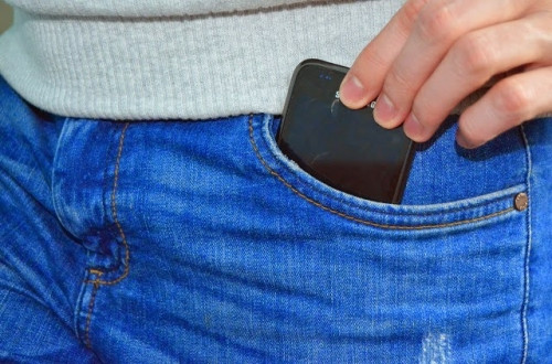  Để điện thoại lung tung. Đây là thói quen rất nhiều người dùng smartphone mắc phải, đặc biệt là khi đang ở nơi công cộng. Theo thống kê, trong năm 2014 ở Mỹ đã có tới hơn 2 triệu chiếc điện thoại bị đánh cắp do người dùng sơ hở trong quá trình sử dụng. Việc để điện thoại rơi vào tay kẻ gian có thể khiến bạn mất những thông tin cá nhân quan trọng như thẻ ngân hàng, thẻ tín dụng… 