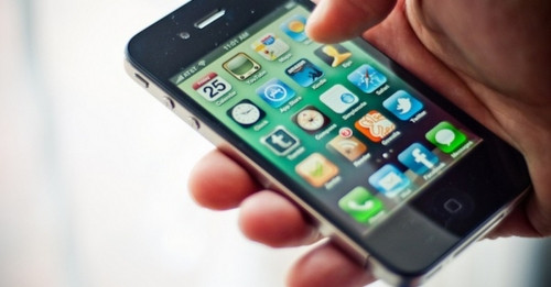  Cứ thấy link là… bấm. Tương tự như việc đánh cắp thông tin qua mạng wifi, nếu bạn cứ bấm vô tội vạ vào những đường link mình gặp trong lúc lướt web thì chính bạn đang làm tăng nguy cơ bị mất dữ liệu trên di động của mình. Những đường link này có thể là đường link giả mạo, khi bấm vào nó sẽ xuất hiện những trang web như email, mạng xã hội giả để đánh cắp thông tin hoặc điện thoại có thể tự tải về các phần mềm gián điệp và bị hacker kiểm soát. 