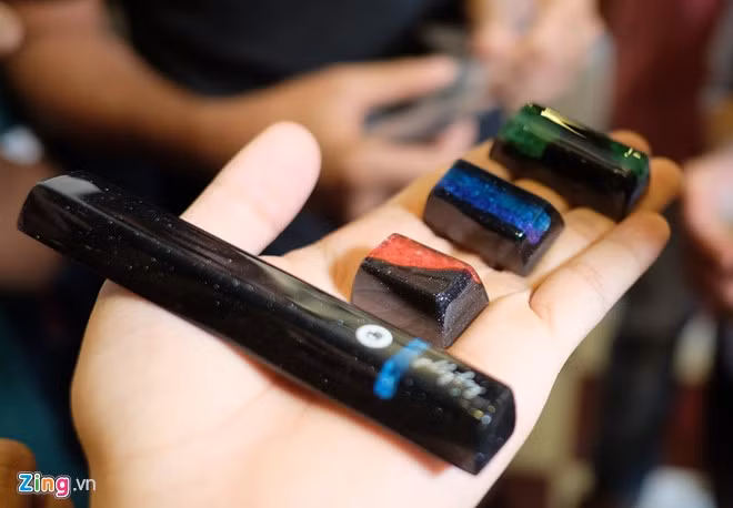 Thành viên Trần Mạnh Hùng, ngụ quận 6, TP HCM, giới thiệu bộ phím Jelly Key, được đúc từ những vật liệu đặc biệt.