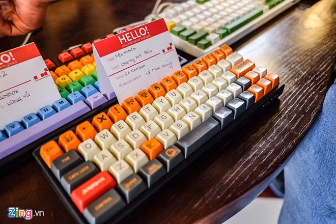 Mẫu Filco Minila dùng bộ keycap SA Carbon của thành viên Võ Minh Hoàng. Trong giới chơi Mechkey, bàn phím thường được thay thế phím từ những bộ keycap riêng biệt để đạt được ý đồ thẩm mỹ của người chơi.