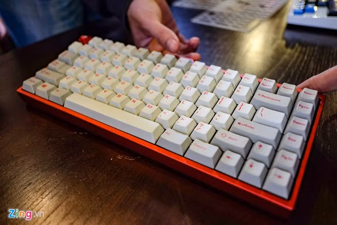 Bàn phím này được tuỳ biến (custom) riêng, với thân kim loại nguyên khối. Giá trị của mẫu này vào khoảng gần 8 triệu đồng.