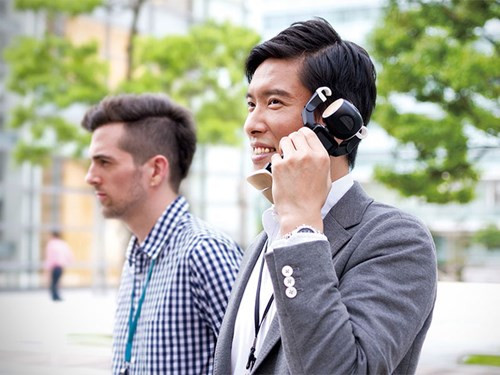 ới việc được trang bị máy chiếc ở trên trán, RoBoHoN có thể trình chiếu hình ảnh, phim, bản đồ… lên trên một mặt phẳng giúp người dùng dễ dàng theo dõi.