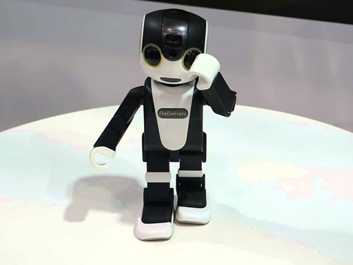 trên trán của RoBoHoN được tích hợp camera và máy chiếu, phía sau đầu là loa ngoài.