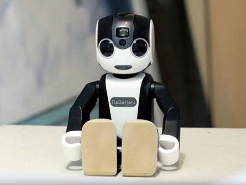 rong khi đó, phía sau lưng là nơi đặt màn hình cảm ứng có kích thước 2 inch, độ phân giải 320x240 pixel.