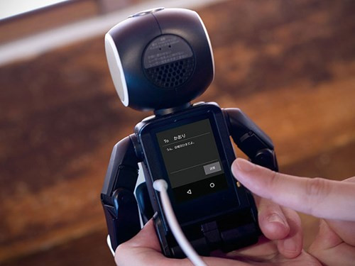 hững lúc chụp hình, miệng của RoBoHoN sẽ phát ra ánh sáng của đèn flash LED.