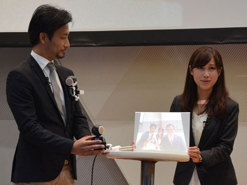 iều đó có nghĩa, nếu muốn ra lệnh cho chú robot này, những người lạ sẽ phải có giọng nói tương tự như chủ nhân của nó.