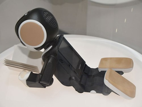 ũng giống như rất nhiều mẫu smartphone thông thường khác, RoBoHoN có thể nghe, gọi, nhắn tin, kết nối Wi-Fi, 4G LTE, microUSB, jack cắm tai nghe.