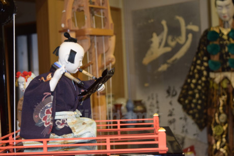 Dưới các bàn tay tài hoa, búp bê Karakuri thường có nét mặt cực kỳ sinh động. (Ảnh: Nguyễn Tuyến/Vietnam+)