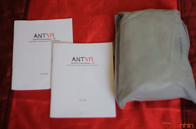 Tuy nhiên sẽ có những người dùng không thích kiểu này do ánh sáng ngoài có thể tác động vào màn hình hiển thị.