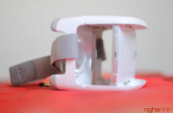 Bộ ba smartphone mới của Lenovo đã được trang bị công nghệ ThearterMax (thực chất là một tính năng phần mềm) giúp điện thoại chia đôi màn hình hiển thị nội dung.