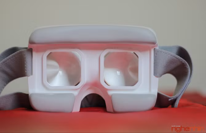 Bên cạnh đó, khoảng giữa tiếp kính và mắt khá rộng đủ để cho những người bị cận sử dụng ANTVR mà không cần tháo kính.