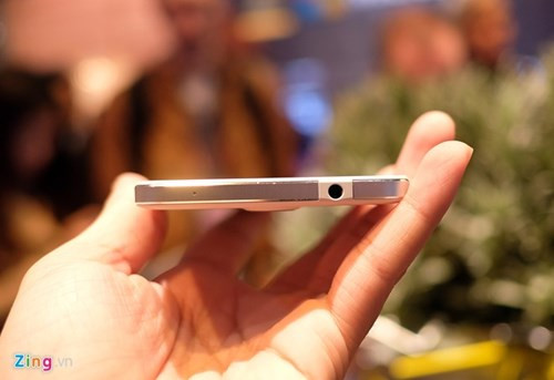 Việc dùng khung kim loại khiến sản phẩm của Microsoft trông cứng cáp và cao cấp hơn. Đây là xu hướng tất yếu bởi rất nhiều hãng điện thoại, đa phần đến từ châu Á, đã sử dụng chất liệu này cho cả những sản phẩm giá rẻ.